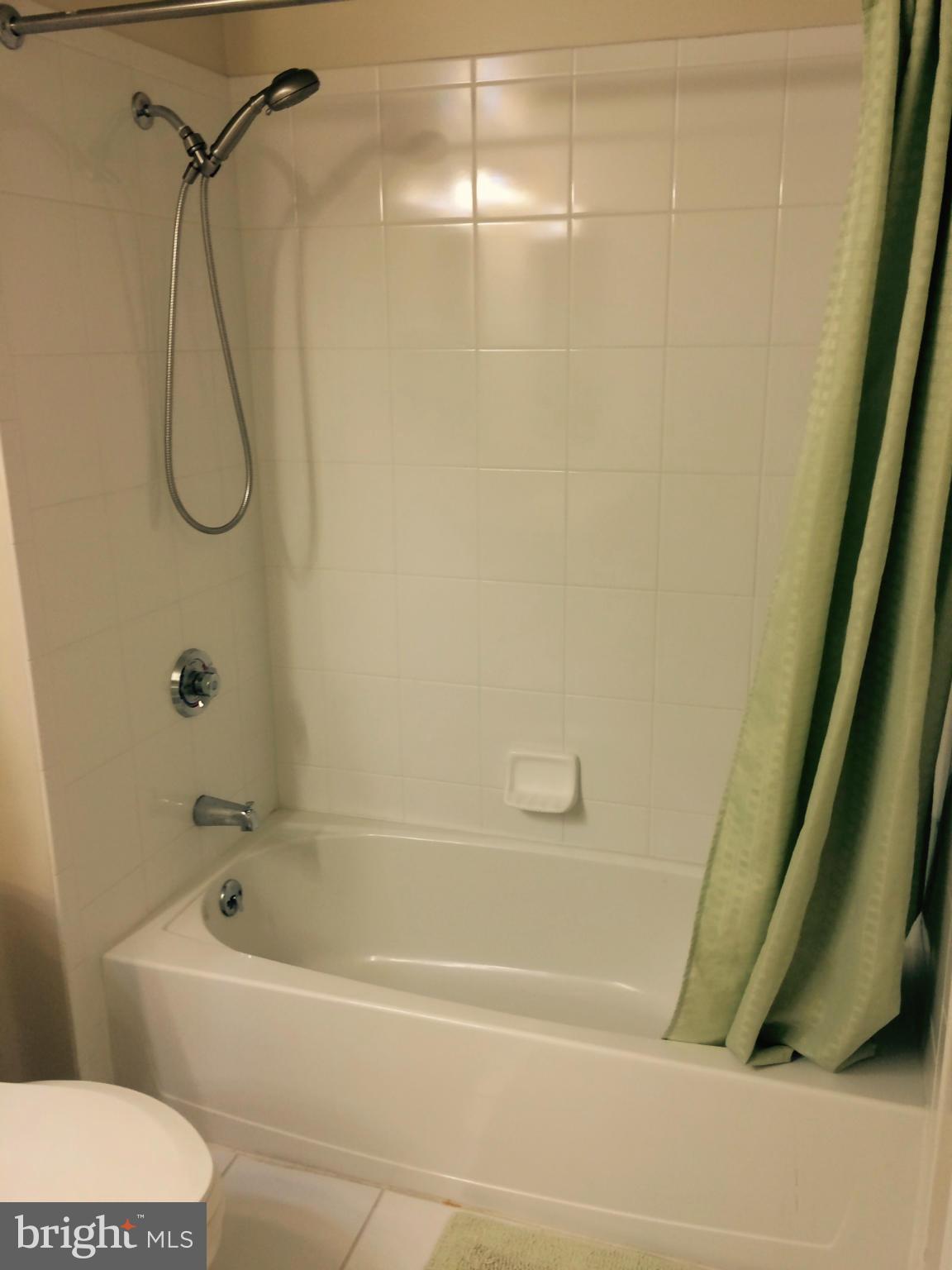 2726 Gallows Road, Unit 1207 Vienna, VA 22180 - Photo 16 of 30 Bath