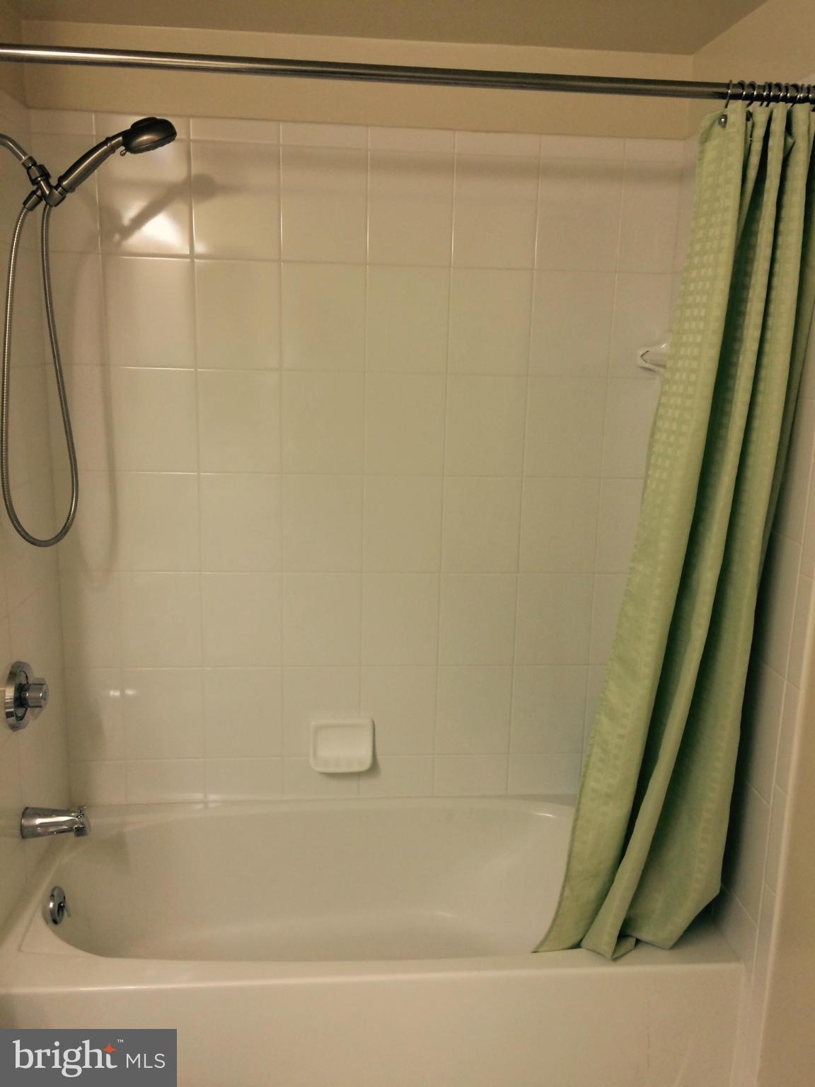 2726 Gallows Road, Unit 1207 Vienna, VA 22180 - Photo 17 of 30 Bath