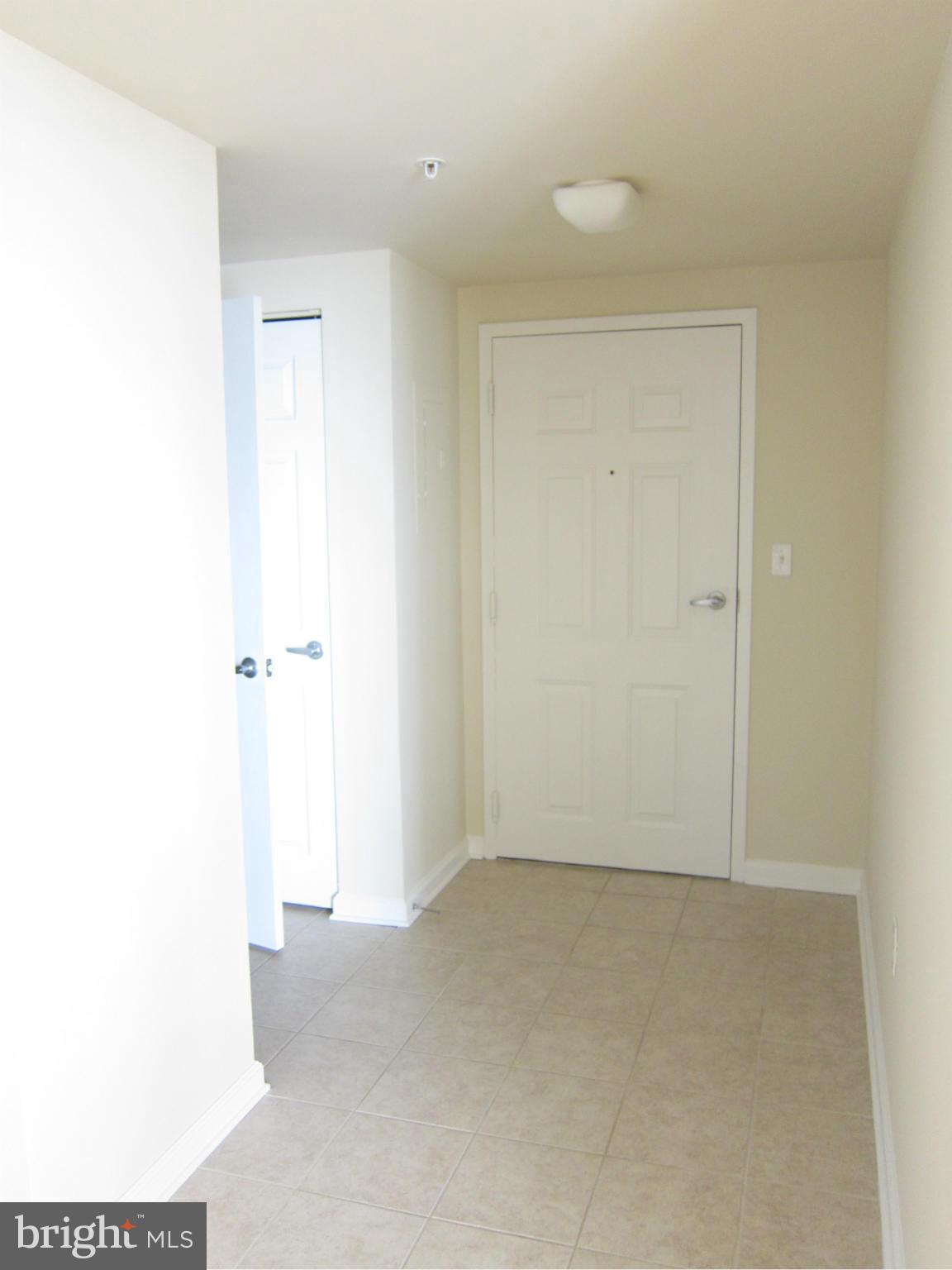 2726 Gallows Road, Unit 1207 Vienna, VA 22180 - Photo 8 of 30 Foyer