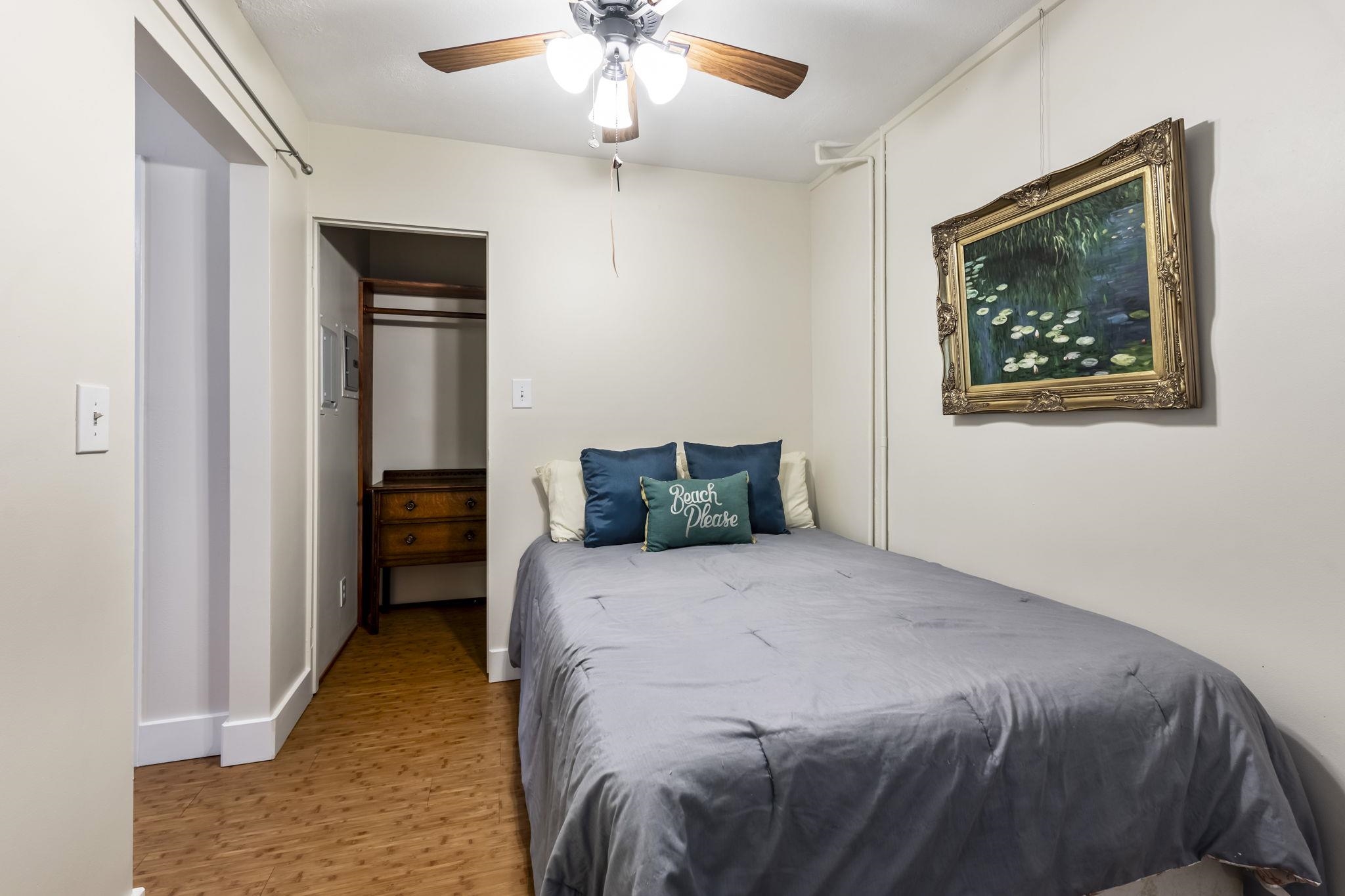 2670 Kanakanui Road Kihei, HI 96753 - Photo 36 of 41 a bedroom with a bed and a painting on the wall