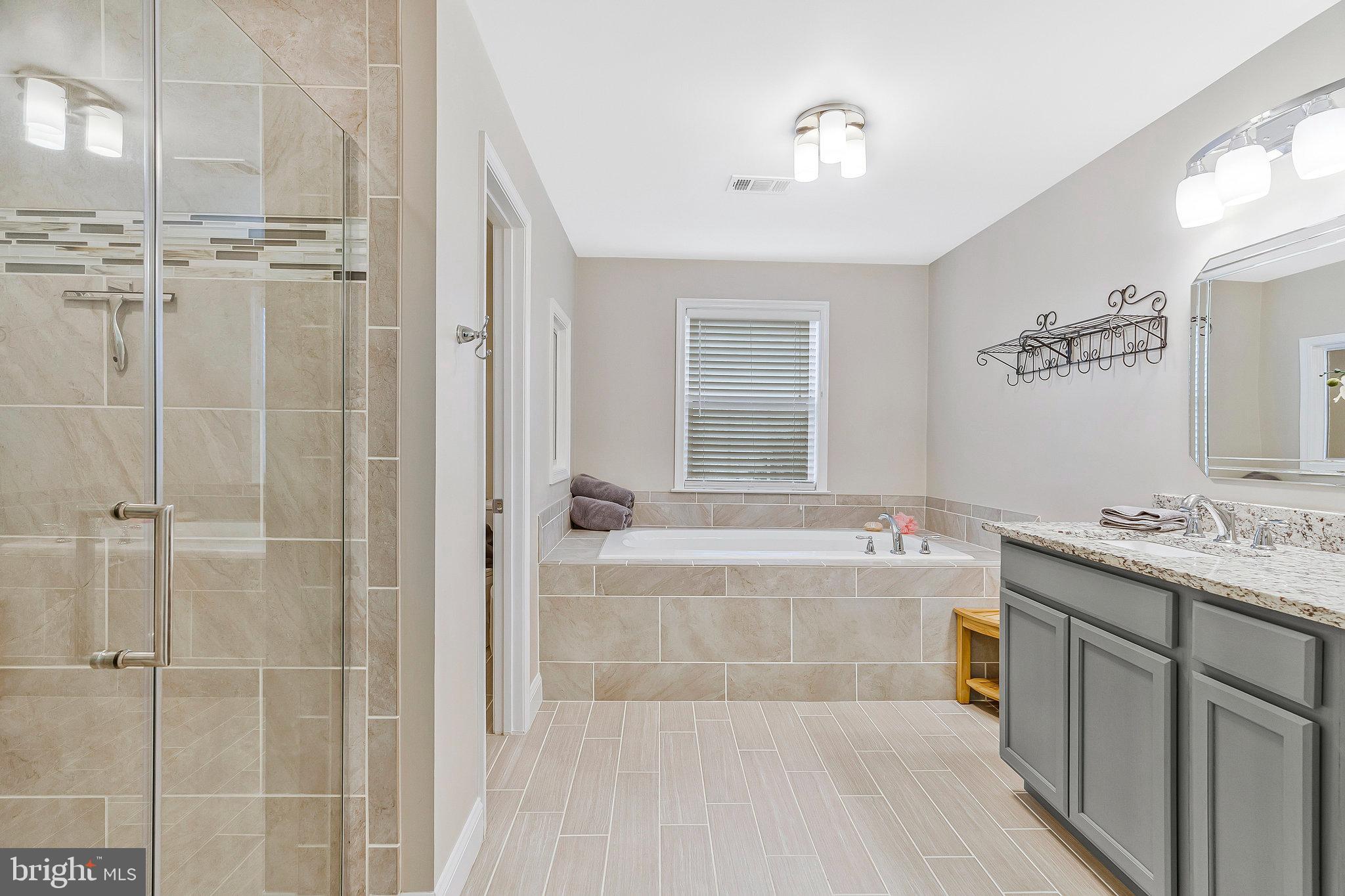 1545 Kingstream Circle Herndon, VA 20170 - Photo 31 of 71 a bathroom with a bathtub sink and mirror