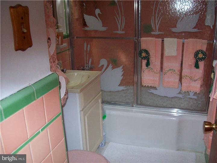 1052 Flanders Road Philadelphia, PA 19151 - Photo 14 of 21 Bathroom