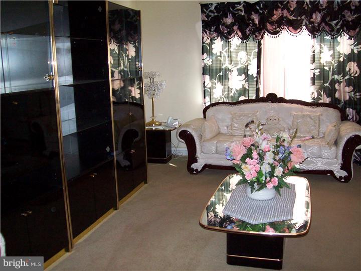 1052 Flanders Road Philadelphia, PA 19151 - Photo 3 of 21 Living Room