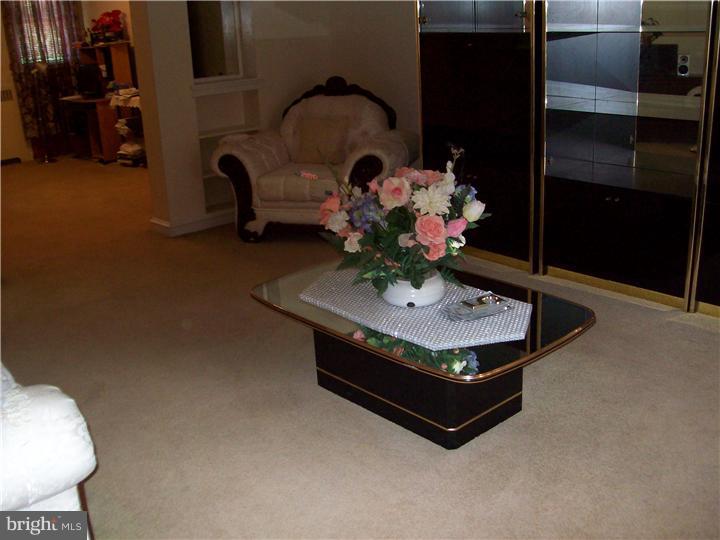 1052 Flanders Road Philadelphia, PA 19151 - Photo 4 of 21 Living Room