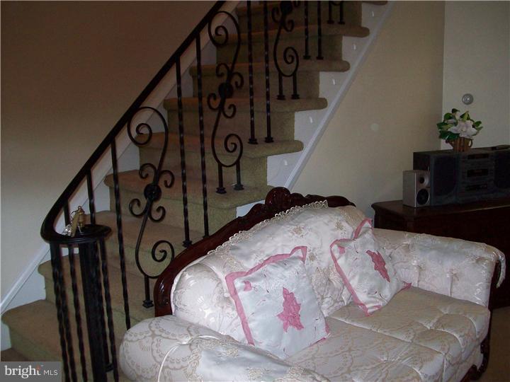1052 Flanders Road Philadelphia, PA 19151 - Photo 5 of 21 Living Room