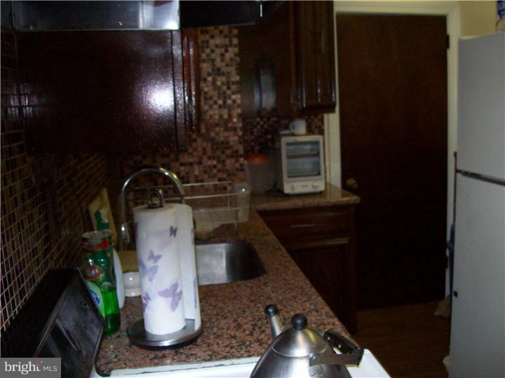 1052 Flanders Road Philadelphia, PA 19151 - Photo 8 of 21 Kitchen