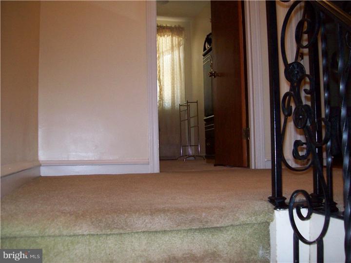 1052 Flanders Road Philadelphia, PA 19151 - Photo 9 of 21 Hallway