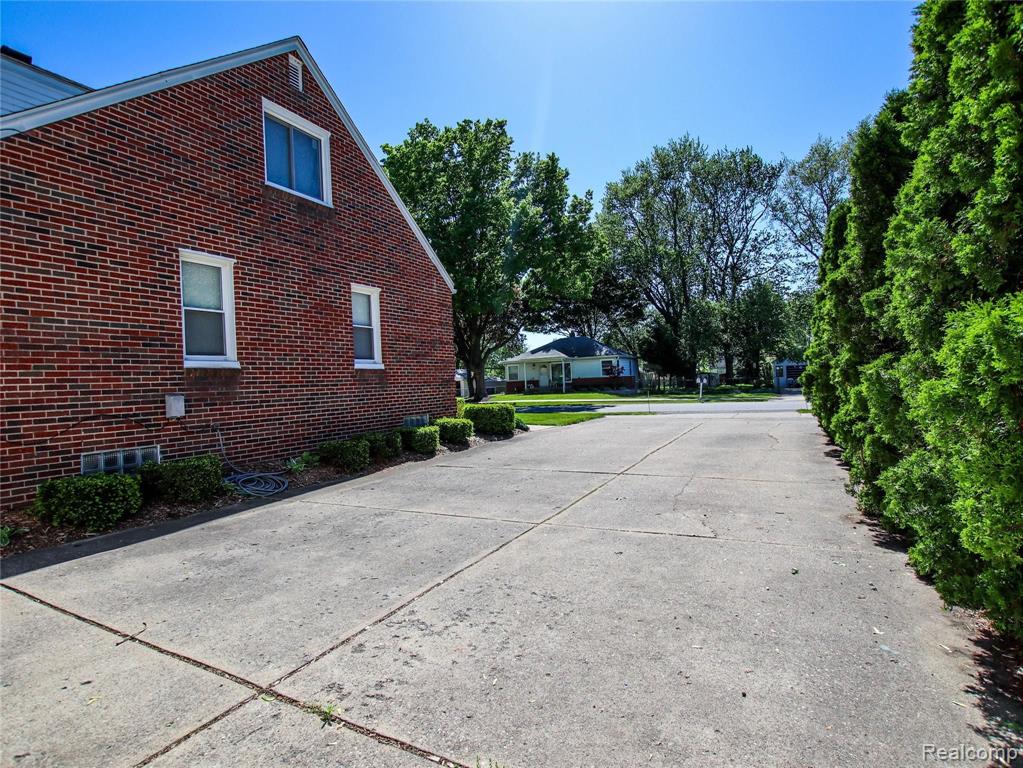 11684 Berwyn Redford, MI 48239 - Photo 7 of 32