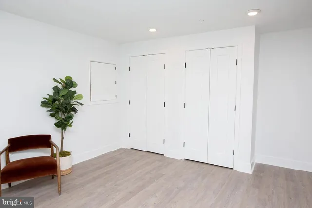 a view of livingroom with furniture