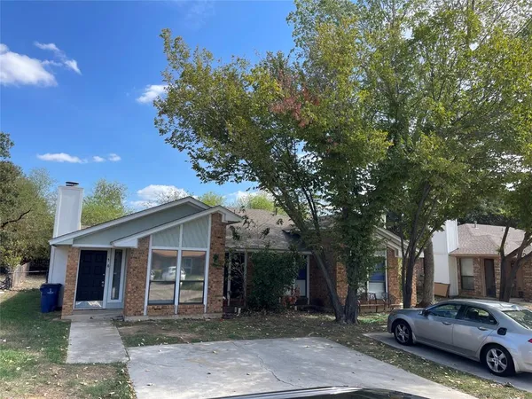 $1,500 | 104 Oakwood Lane, Kennedale, TX 76060