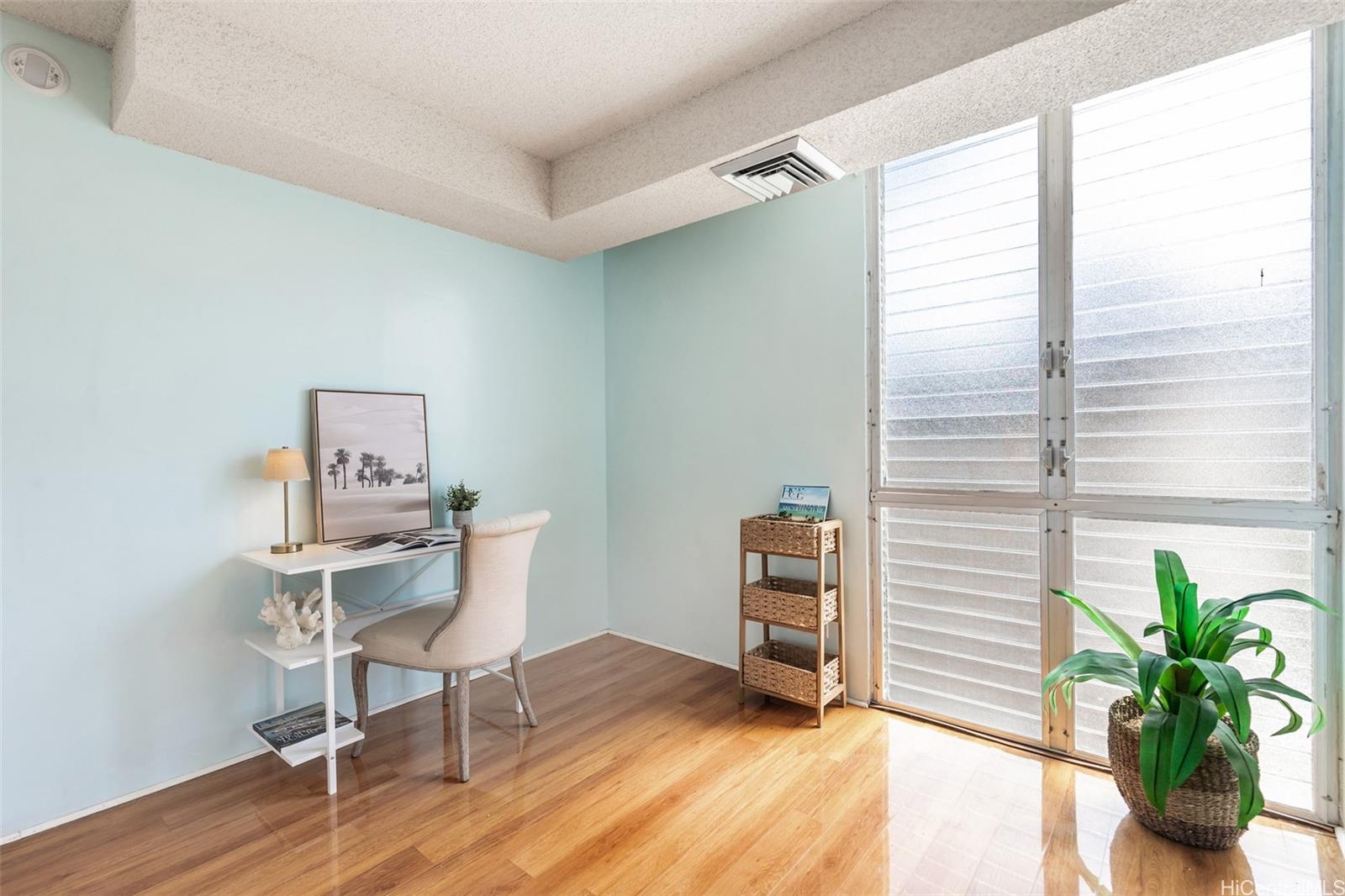 1415 Punahou Street, Unit 502 Honolulu, HI 96822 - Photo 11 of 17 Second bedroom.