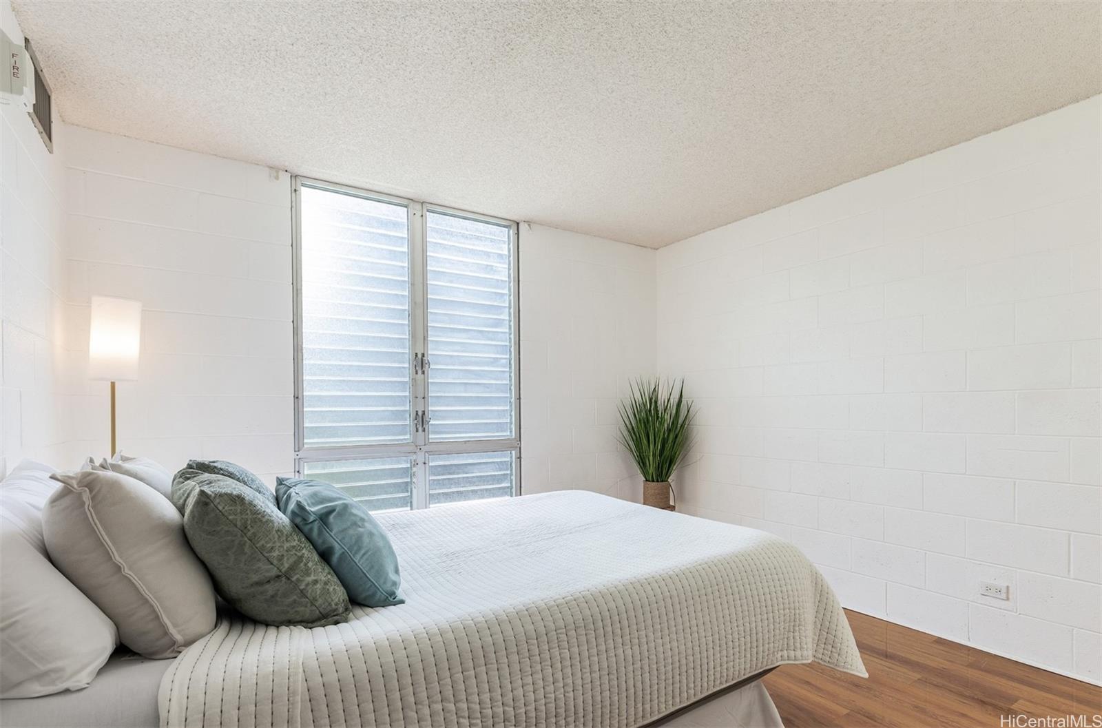 1415 Punahou Street, Unit 502 Honolulu, HI 96822 - Photo 7 of 17 Primary bedroom.