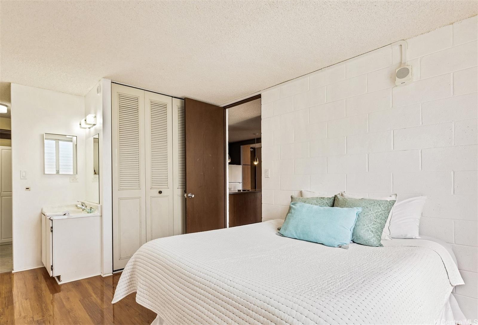 1415 Punahou Street, Unit 502 Honolulu, HI 96822 - Photo 8 of 17 Primary bedroom.