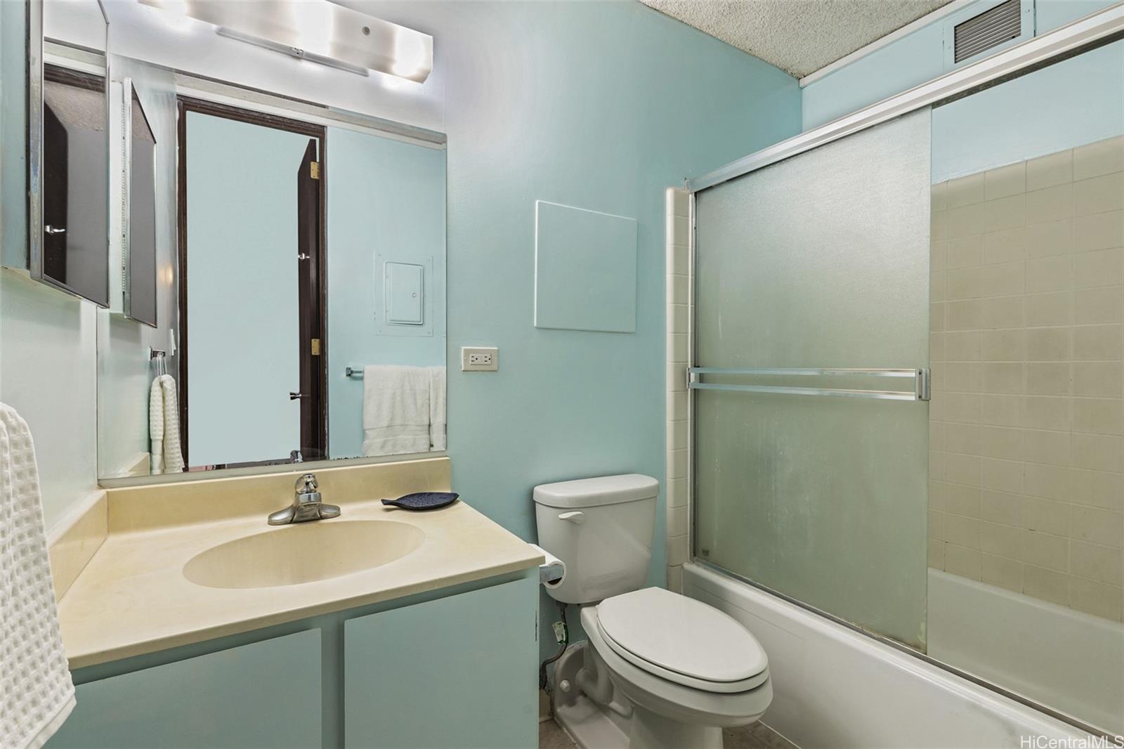 1415 Punahou Street, Unit 502 Honolulu, HI 96822 - Photo 10 of 17 Full bathroom.