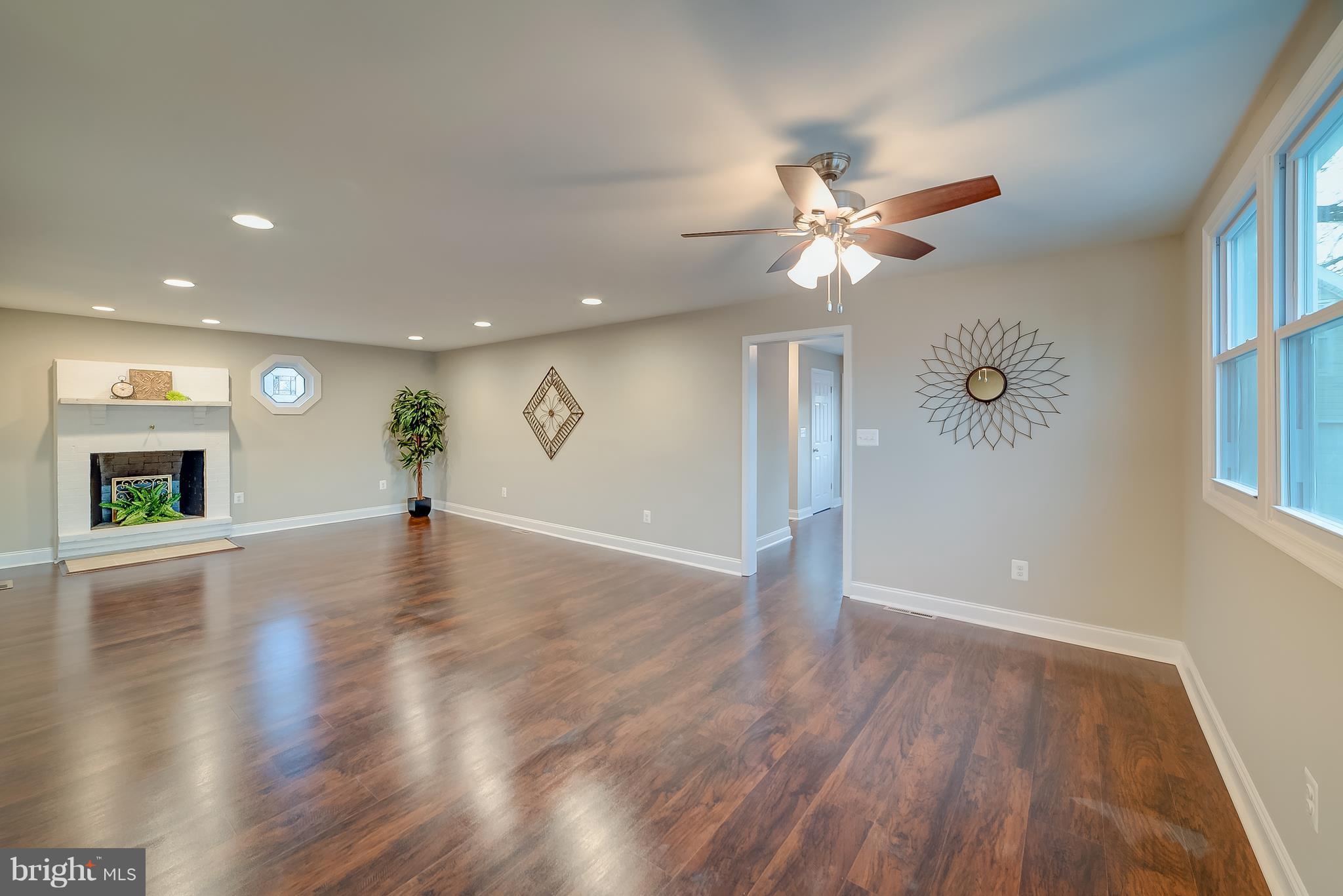 318 Maple Avenue Baltimore, MD 21221 - Photo 11 of 24 Living Room