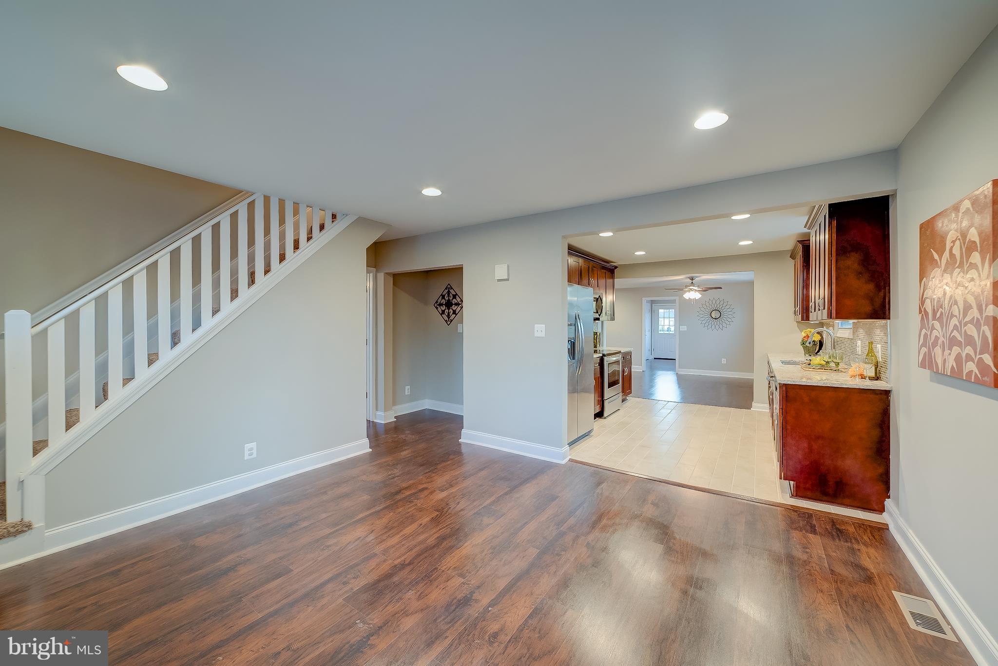 318 Maple Avenue Baltimore, MD 21221 - Photo 3 of 24 Living Room