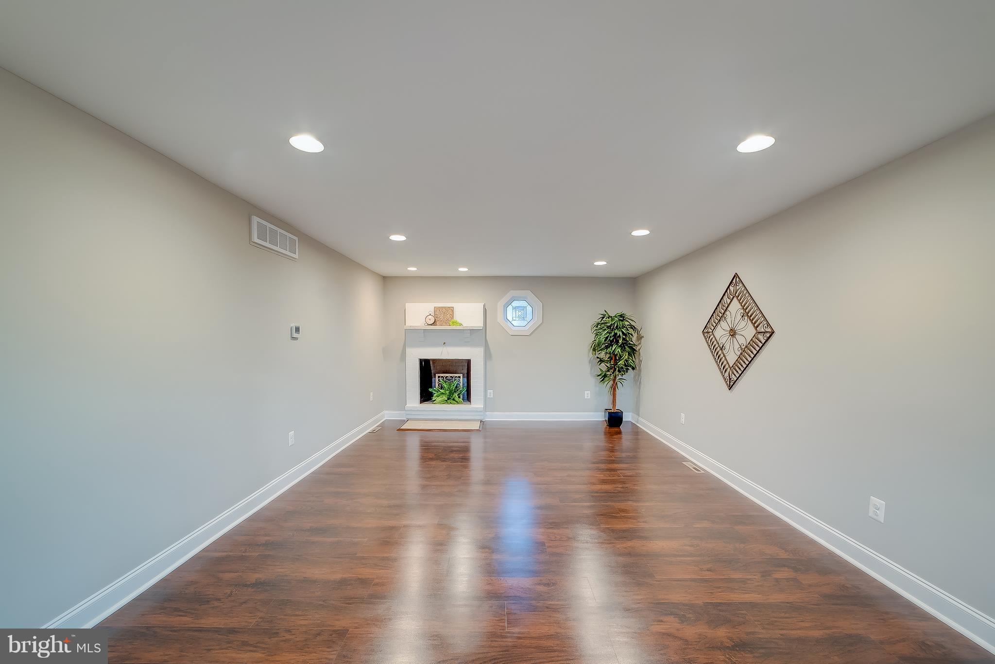 318 Maple Avenue Baltimore, MD 21221 - Photo 7 of 24 Living Room
