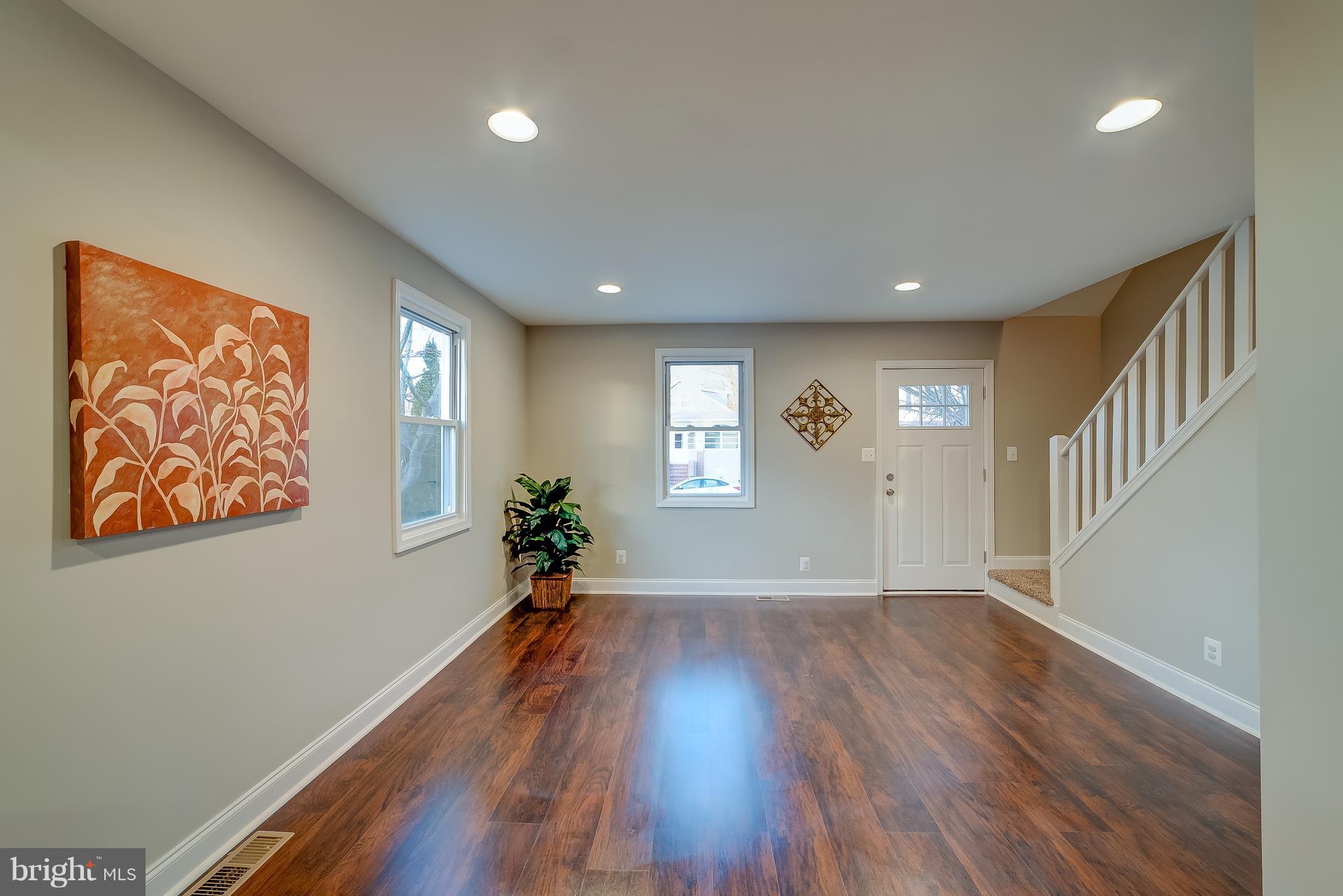 318 Maple Avenue Baltimore, MD 21221 - Photo 8 of 24 Living Room