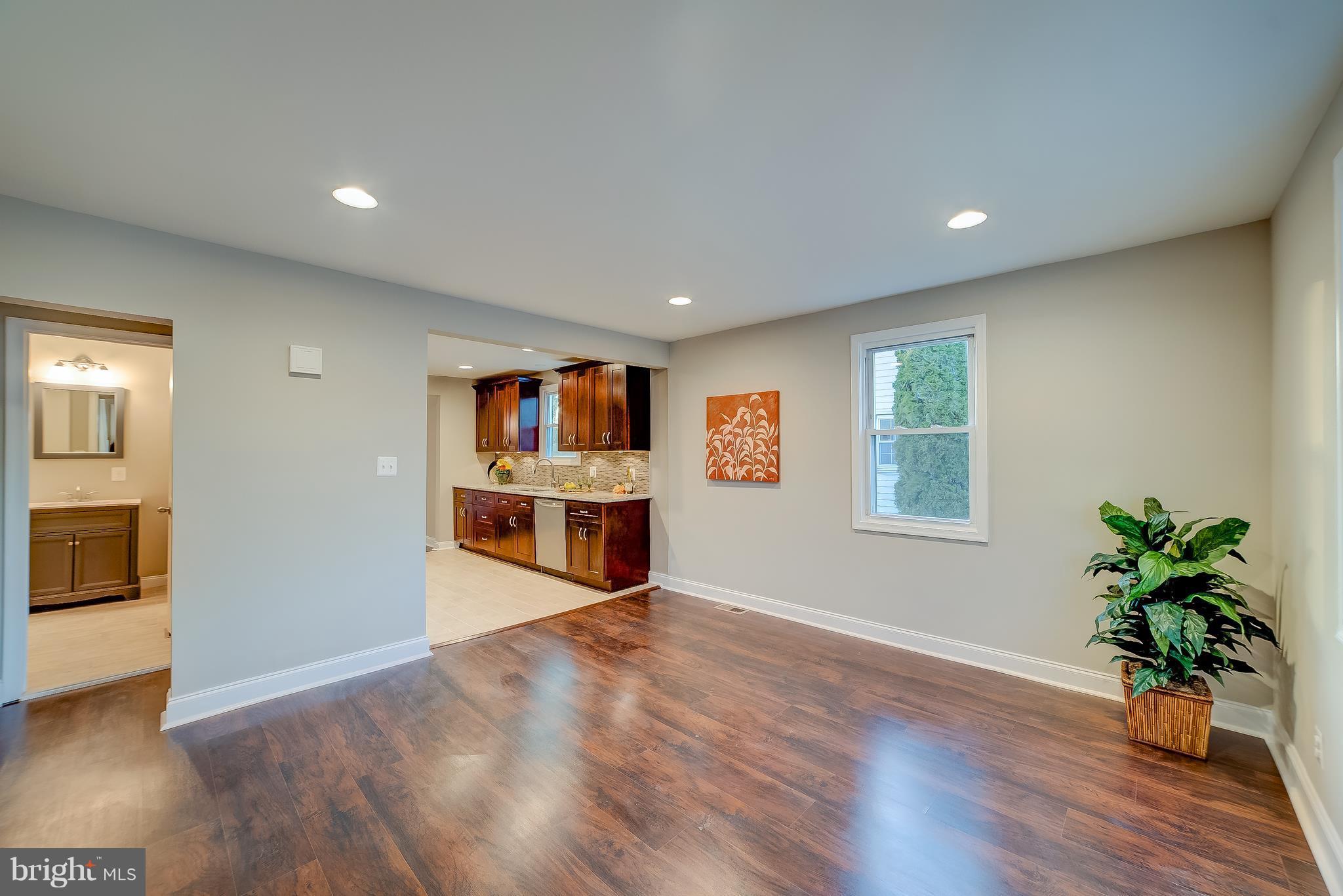 318 Maple Avenue Baltimore, MD 21221 - Photo 10 of 24 Living Room