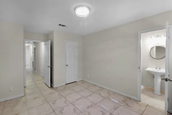 $3,000 | 5554 Beechnut Street, Houston, TX 77096