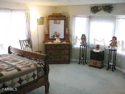 181 Schut Road, Unit 8 Moxee, WA 98936 - Photo 11 of 20 a bedroom with a bed and a mirror