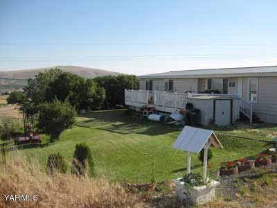 181 Schut Road, Unit 8 Moxee, WA 98936 - Photo 17 of 20 a view of a backyard with plants and lake view