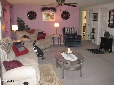 181 Schut Road, Unit 8 Moxee, WA 98936 - Photo 3 of 20 a living room with furniture and a mirror