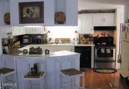 181 Schut Road, Unit 8 Moxee, WA 98936 - Photo 6 of 20 a kitchen with stainless steel appliances a stove and cabinets