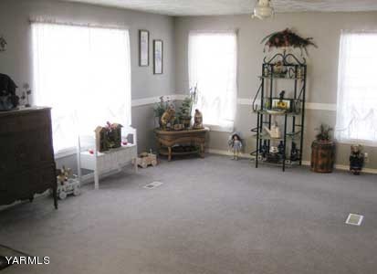 181 Schut Road, Unit 8 Moxee, WA 98936 - Photo 8 of 20 a living room with furniture and a mirror