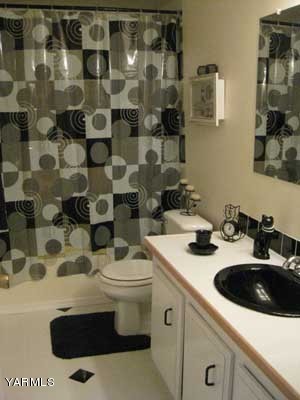 181 Schut Road, Unit 8 Moxee, WA 98936 - Photo 9 of 20 a bathroom with a sink toilet and shower