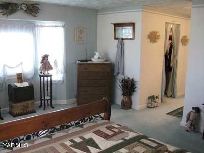 181 Schut Road, Unit 8 Moxee, WA 98936 - Photo 10 of 20 a room with a mirror and a table