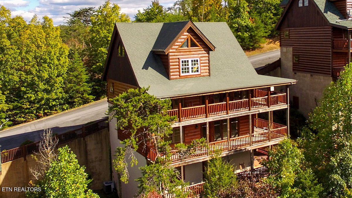 1352 Timberwolf Way Sevierville, TN 37876 - Photo 32 of 41 rental-cabin-01