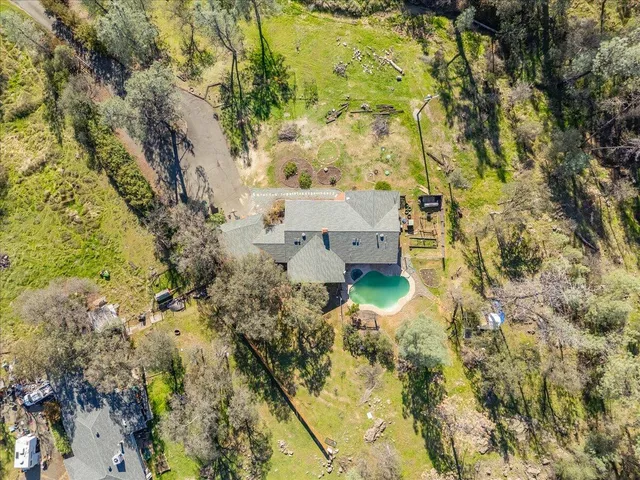 view of a yard with swimming pool