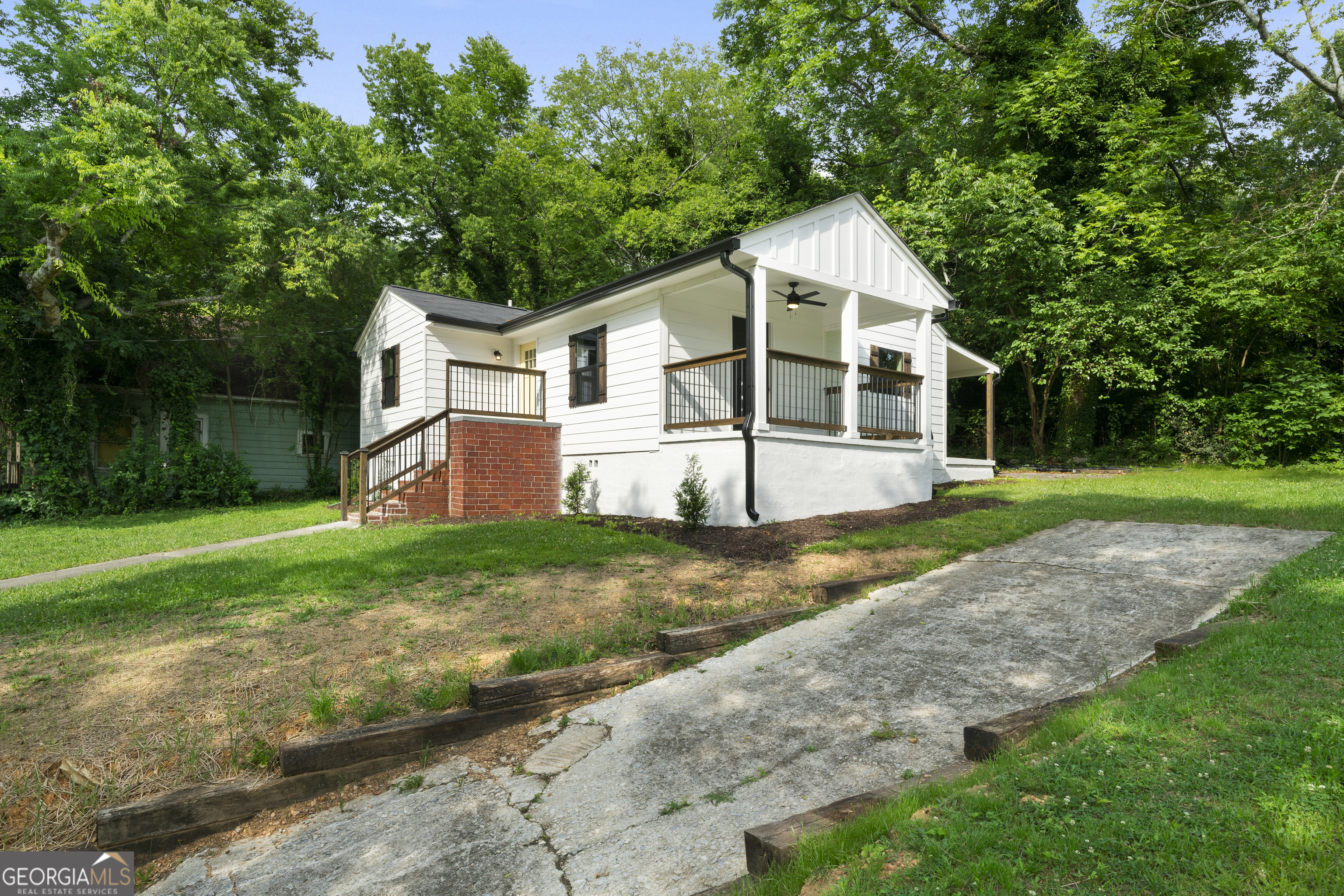 515 Harper Avenue Southwest Rome, GA 30161 - Photo 2 of 17 a front view of a house with garden