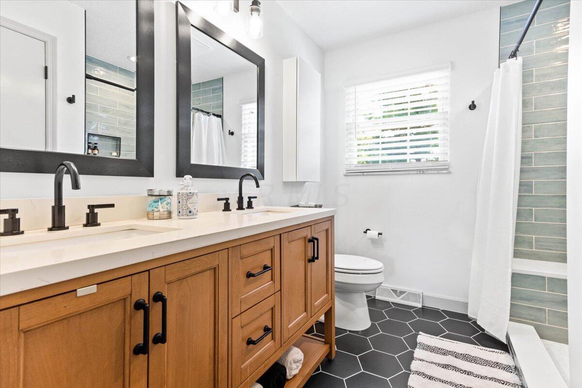 6245 Feder Road Columbus, OH 43228 - Photo 23 of 34 23-Owner's Bathroom