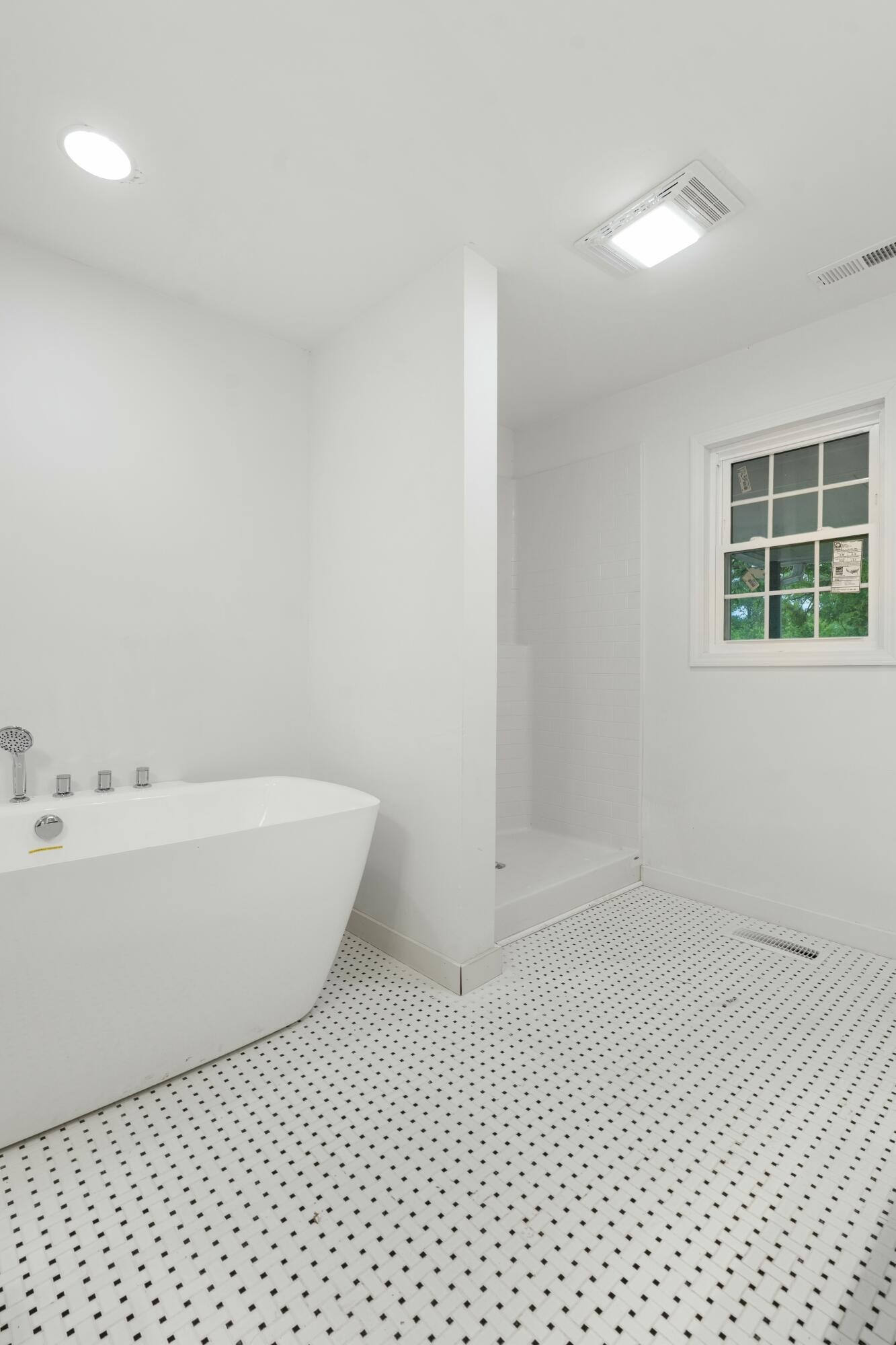 6416 Spring Place Road Southeast Cleveland, TN 37323 - Photo 15 of 28 a bathroom with a bathtub and a shower