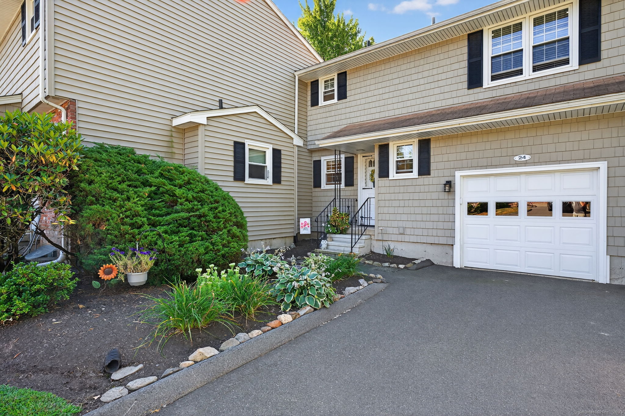 24 Thorne Road, Unit 24 West Hartford, CT 06110 - Photo 1 of 1