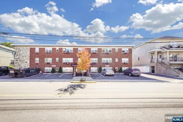 a view of a very nice looking building