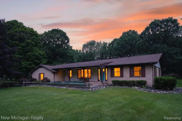 $450,000 | 1325 Pinegrove Lane, Milford, MI 48381