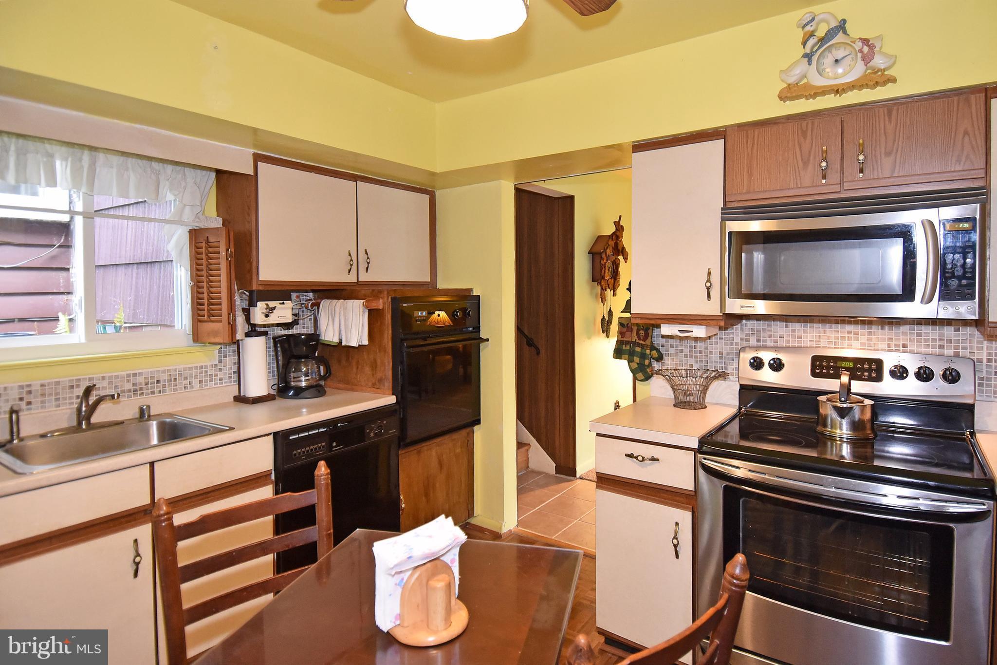 828 Hyde Road Silver Spring, MD 20902 - Photo 9 of 30 Table Space Kitchen