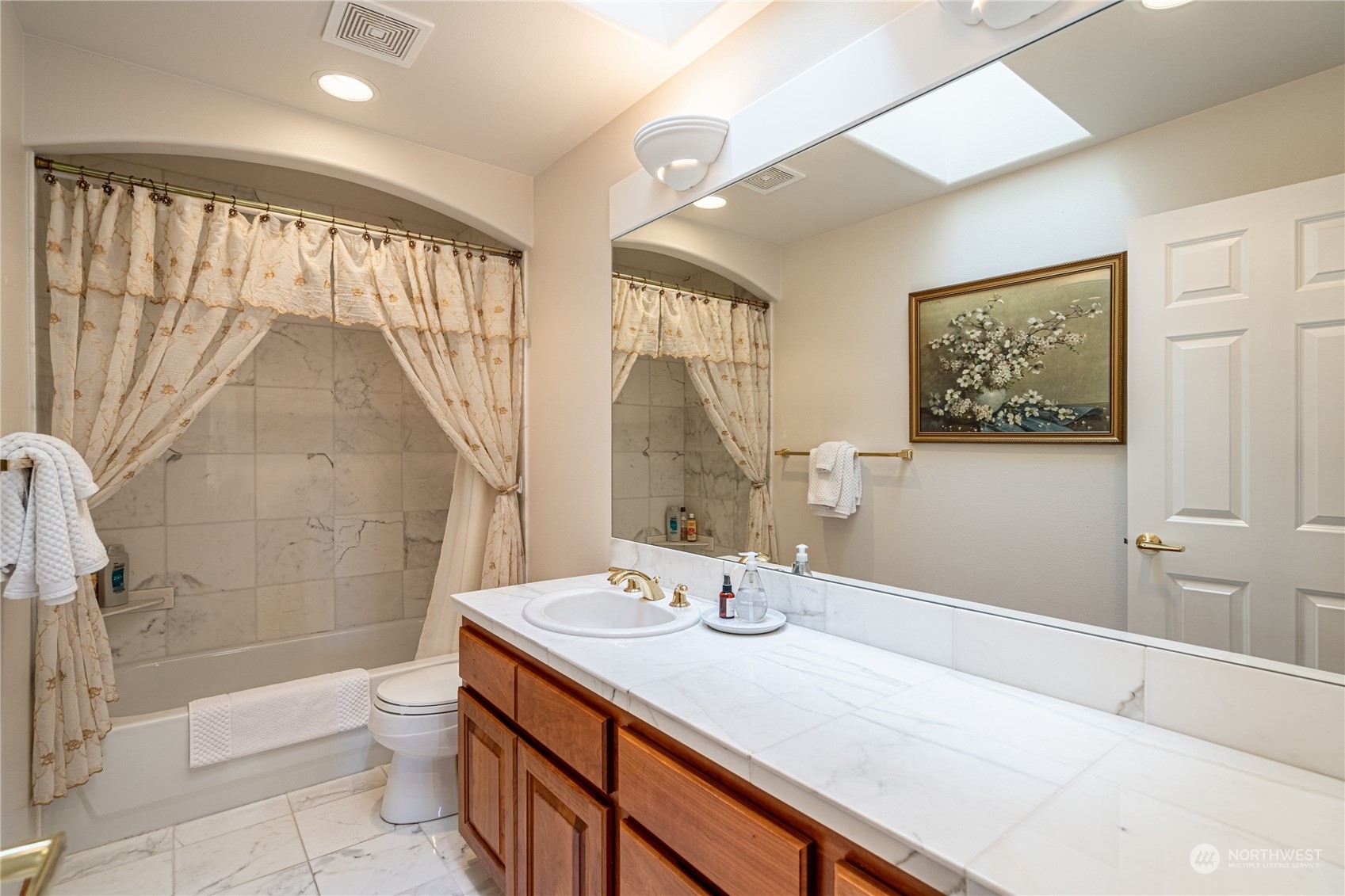 114 Long Drive Chelan, WA 98816 - Photo 25 of 38 a bathroom with a sink a toilet and shower