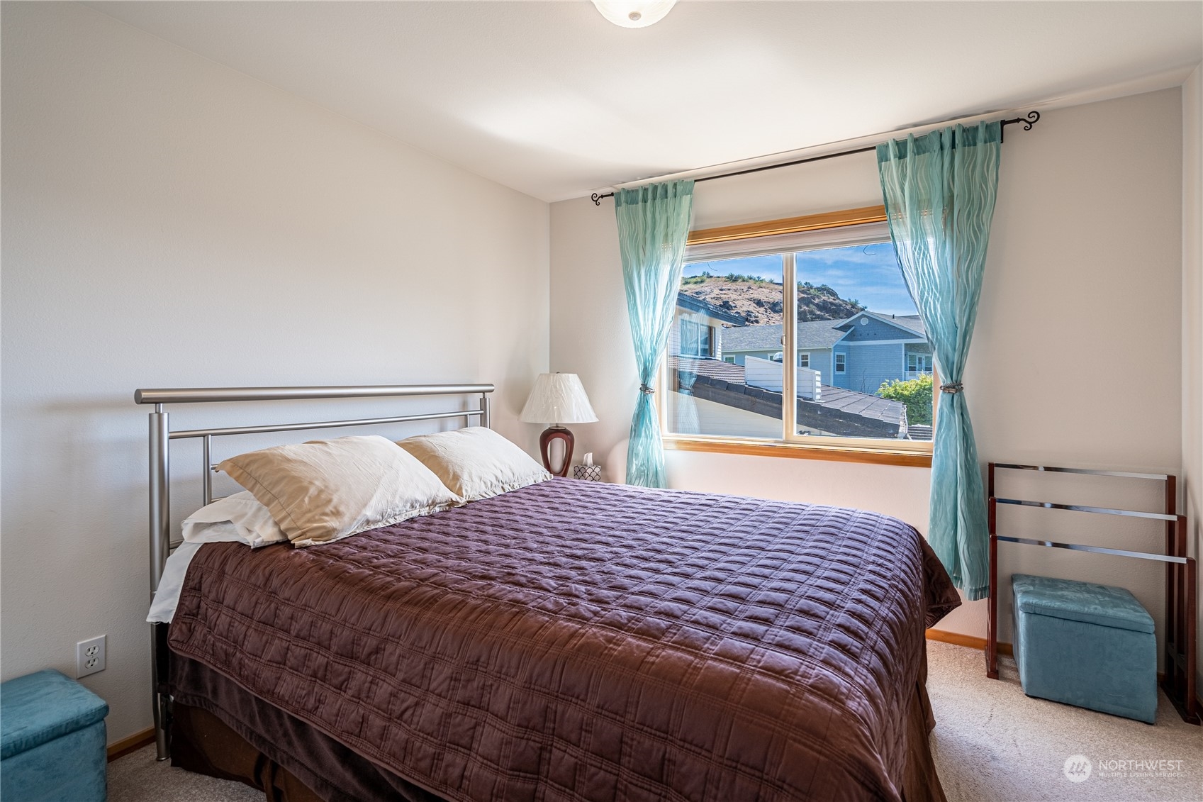 114 Long Drive Chelan, WA 98816 - Photo 26 of 38 a bedroom with a large bed and a window