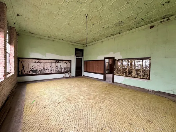 a view of livingroom with furniture