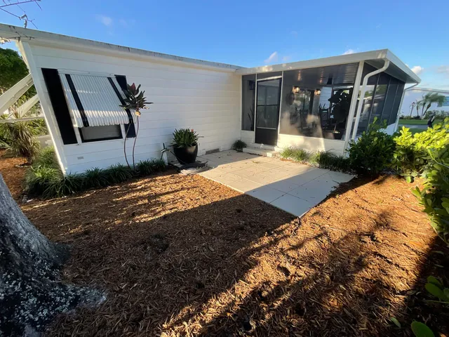 a view of backyard of the house