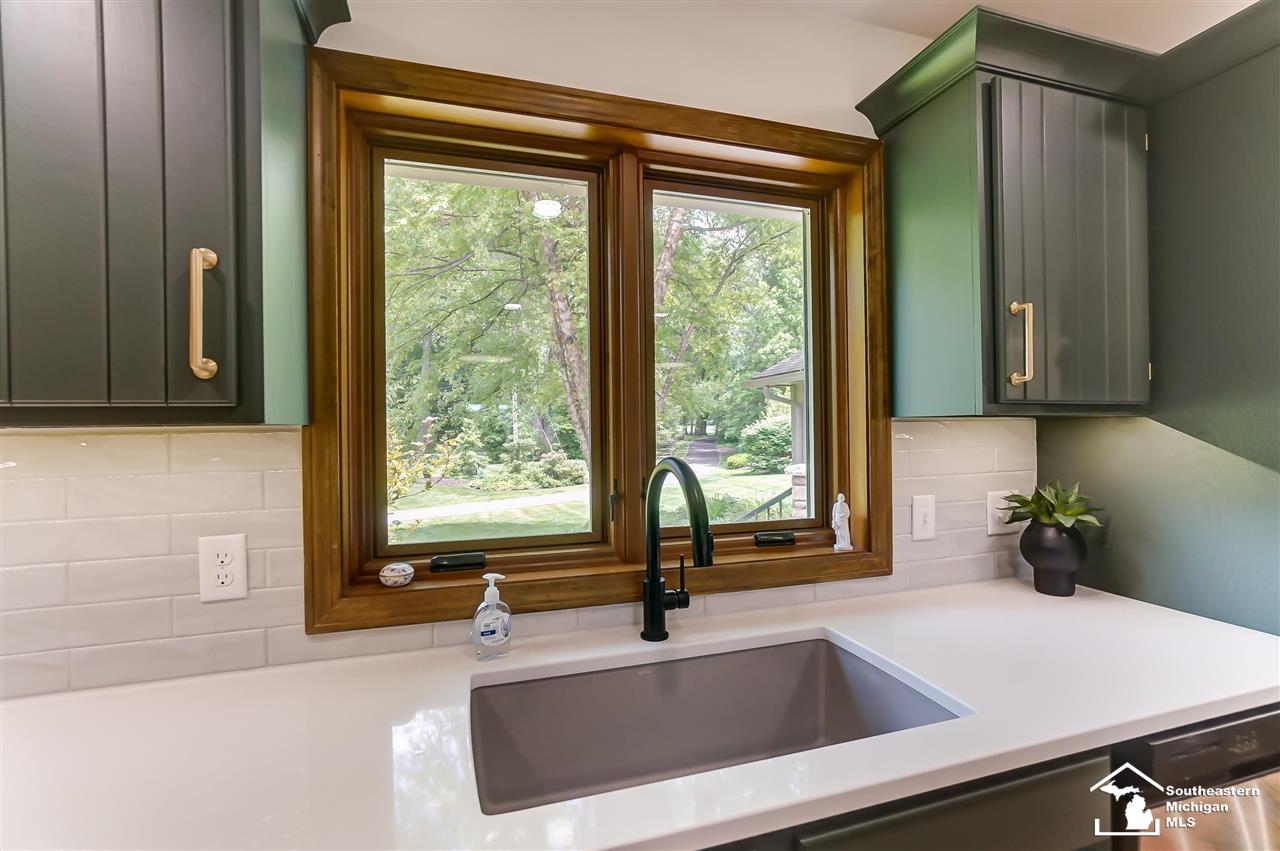 400 East Hurd Road Monroe, MI 48162 - Photo 28 of 99 50078211-27.JPG