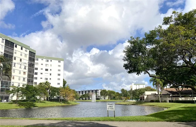 $1,950 | 2322 South Cypress Bend Drive, Unit 711, Pompano Beach, FL 33069