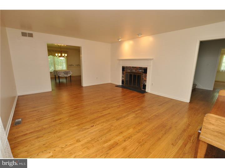 358 Tuckerton Road Tabernacle, NJ 08088 - Photo 3 of 20 Living Room