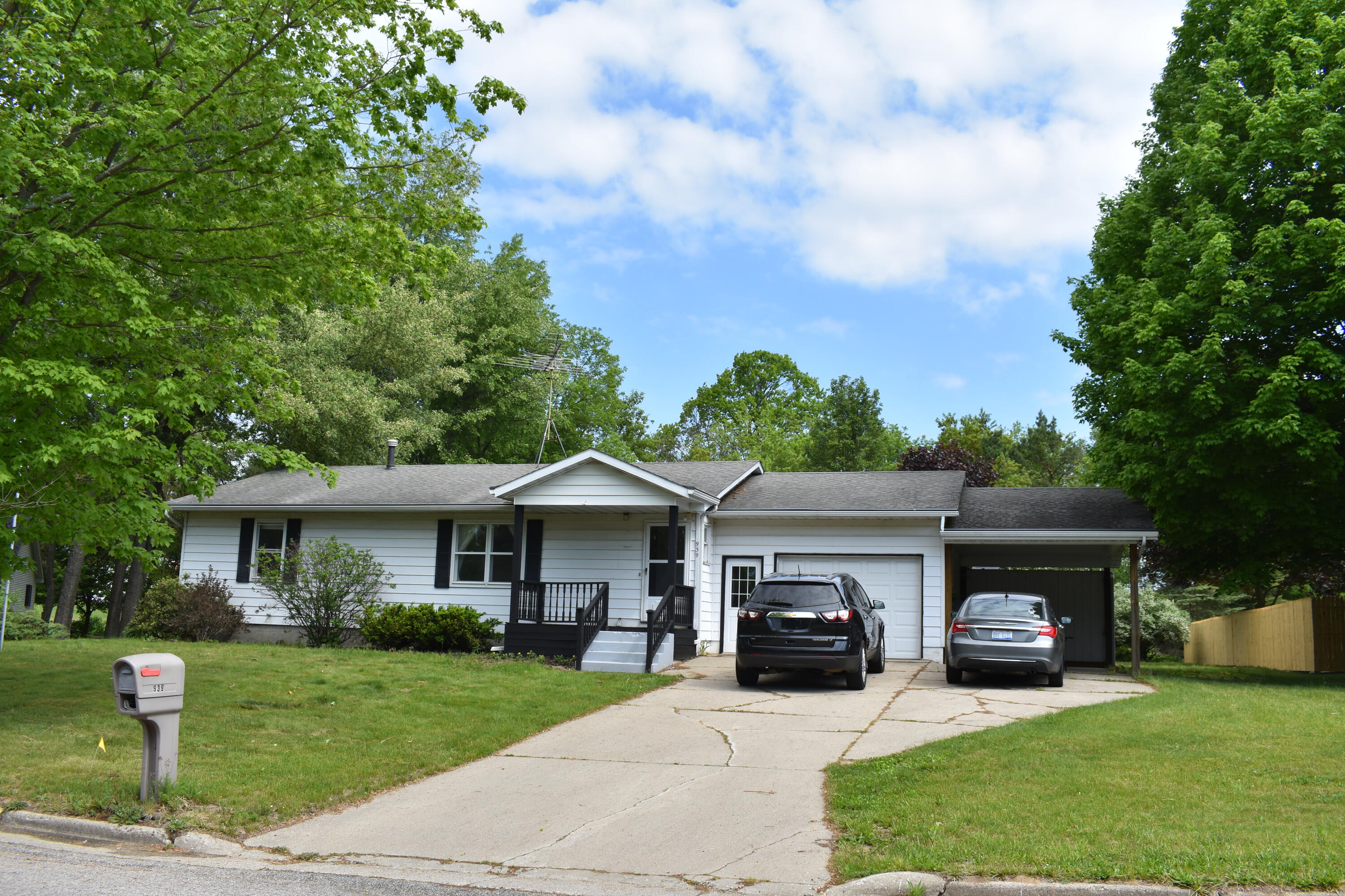 939 State Street Fremont, MI 49412 - Photo 1 of 22 DSC_0984