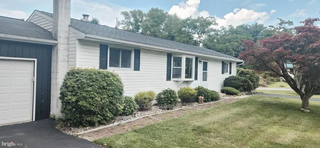 a view of a house with a yard