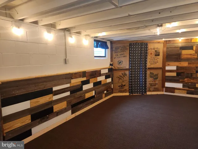 a view of livingroom with furniture